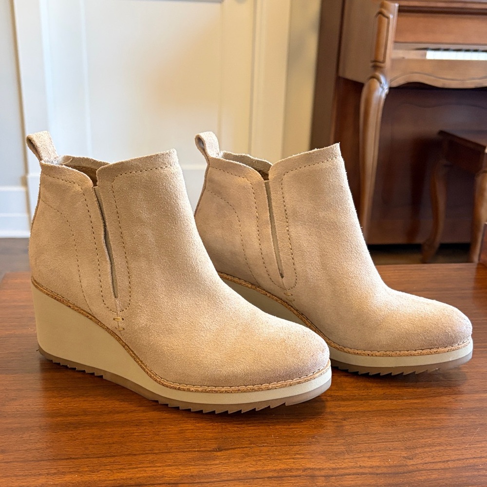 Sofft Cream Women’s Suede Ankle Booties